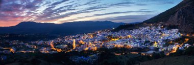 Panorama gece şehir: Chefchaouen, Morocco. Mavi gece l şehirde