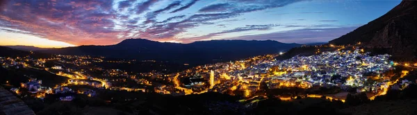 Panorama ciudad nocturna de Chefchaouen Marruecos. Ciudad azul en la noche l —  Fotos de Stock