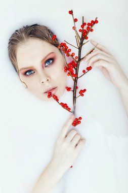 Ağaç dalı kırmızı el kadın sarışın ıslak saç brigh çilek