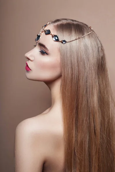 Sexy jovem loira menina cabelo jóias no ela pescoço e brincos em — Fotografia de Stock