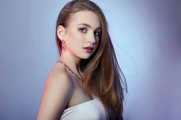 Sexy jovem loira menina cabelo jóias no ela pescoço e brincos em — Fotografia de Stock