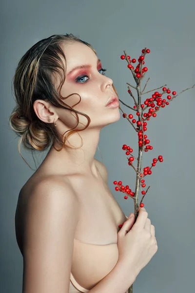 Ramo albero con bacche rosse in mano Bionda donna capelli bagnati brigh — Foto Stock