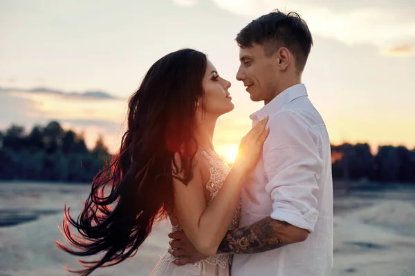 Paar in liefde knuffels kus gelukkig leven, man en vrouw, de zonsondergang, — Stockfoto