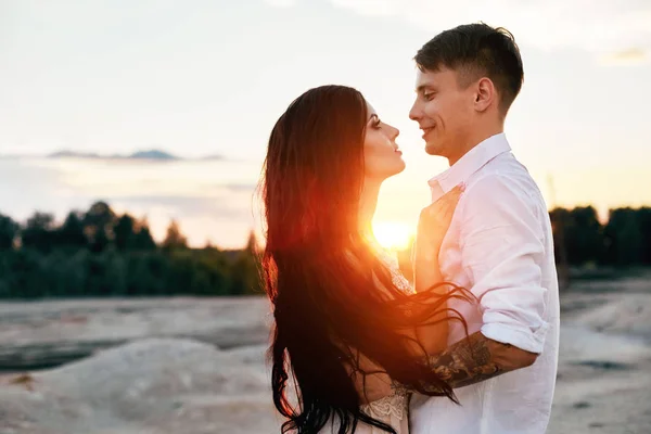 Pareja en el amor abrazos beso feliz vida, hombre y mujer, la puesta del sol , —  Fotos de Stock