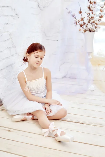 Un poco de ballet. Joven bailarina chica está preparando para un bal —  Fotos de Stock