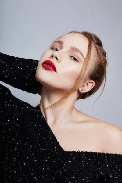 Blonde fille en chemisier portrait maquillage lumineux et rouge à lèvres closeu — Photo