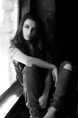 Seksi çıplak esmer penceresinde iç çamaşırı, mükemmel şekil ve yönetim kurulu