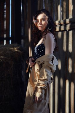 Köyde dinlenen kız, samanların yanında, bir kadının portresi...