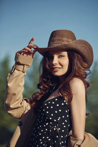 Meisje met cowboyhoed rustend in het dorp bij de stallen, po — Stockfoto