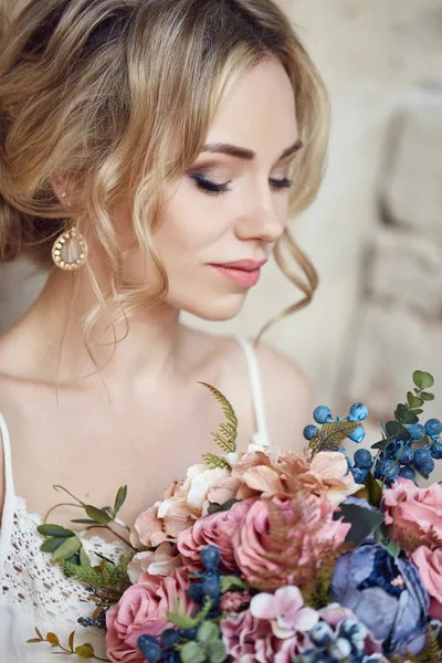 Fille avec un bouquet de fleurs dans ses mains attend son b — Photo