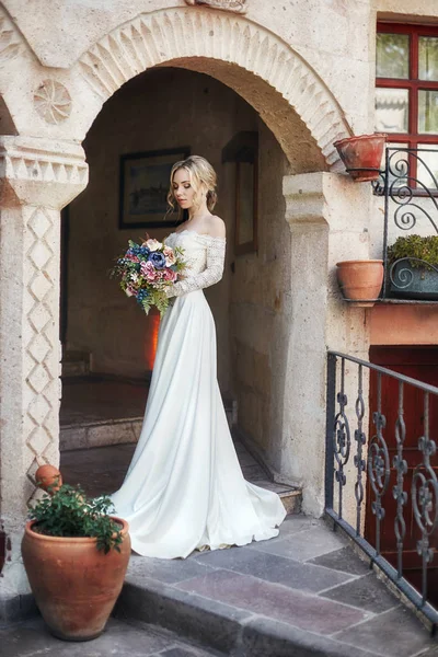 Chica con un ramo de flores en sus manos está esperando su b —  Fotos de Stock