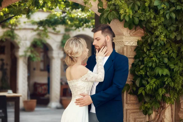 História de amor de uma mulher e um homem. Casal amoroso abraça, uma beleza — Fotografia de Stock