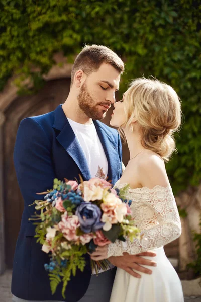 Historia de amor de una mujer y un hombre. amor pareja abraza, un beaut —  Fotos de Stock