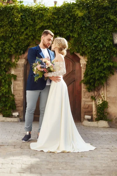 Storia d'amore di una donna e di un uomo. Coppia amorevole abbraccia, una bellezza — Foto Stock