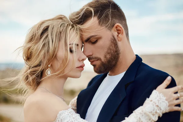 História de amor de uma mulher e um homem. Casal amoroso abraça, uma beleza — Fotografia de Stock