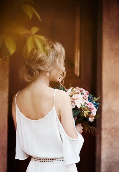 Menina com um buquê de flores em suas mãos está esperando por seu b — Fotografia de Stock