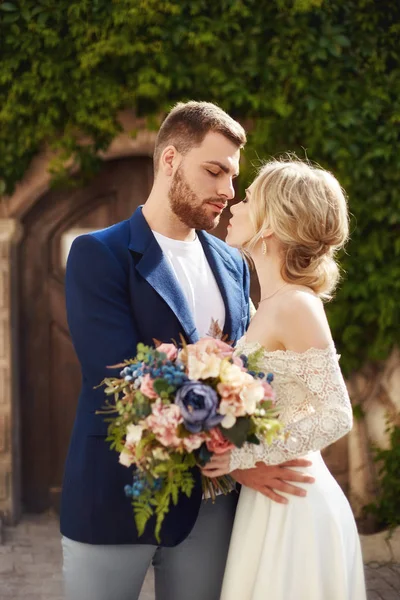 Storia d'amore di una donna e di un uomo. Coppia amorevole abbraccia, una bellezza — Foto Stock