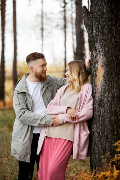 Verliefd stel wandelt door het herfstbos. Knuffels en kussen van m — Stockfoto