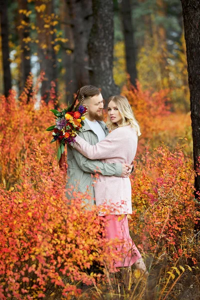 사랑하는 커플 이 가을 숲 속을 걷습니다. 포옹 과 입맞춤 M — 스톡 사진