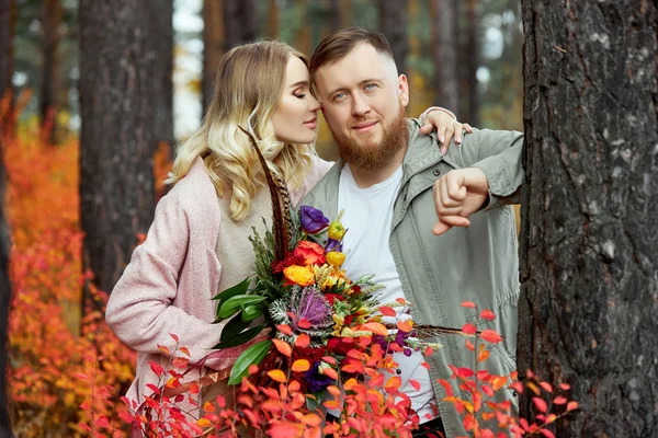 Pareja enamorada pasea por el bosque de otoño. Abrazos y besos de m —  Fotos de Stock