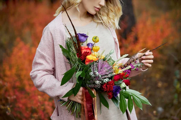 在秋天的森林里散步的女孩。 一大束美丽的花 — 图库照片