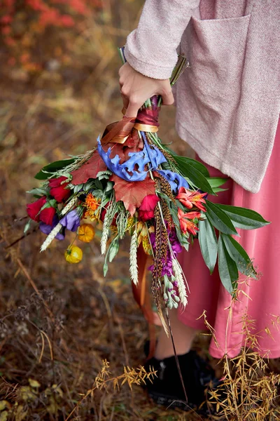 Κορίτσι που περπατά στο φθινόπωρο δάσος. Ένα μεγάλο όμορφο μπουκέτο από — Φωτογραφία Αρχείου