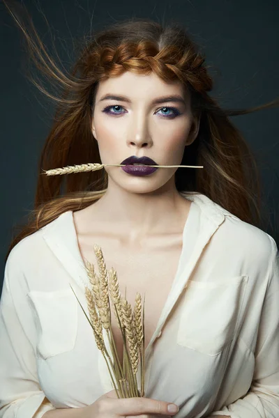 Retrato de belleza mujer con coleta en la cabeza y espigas de trigo — Foto de Stock