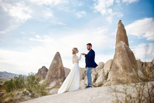 Casal no amor abraços e beijos em montanhas fabulosas na natureza . — Fotografia de Stock