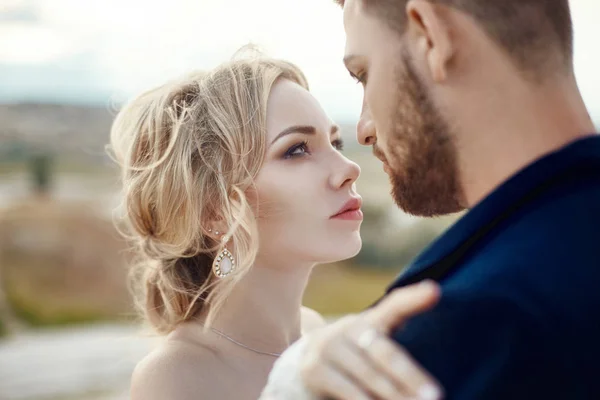 Couple amoureux câlins et bisous dans les montagnes fabuleuses dans la nature . — Photo