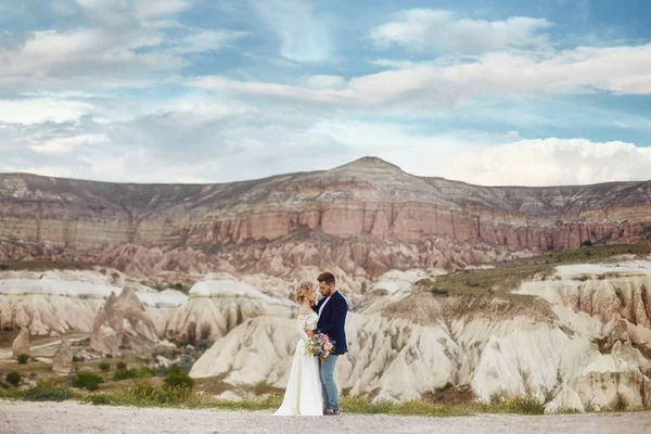 Pareja en el amor abrazos y besos en fabulosas montañas en la naturaleza . —  Fotos de Stock