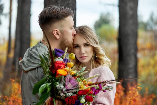 Pareja enamorada pasea por el bosque de otoño. Abrazos y besos de m —  Fotos de Stock