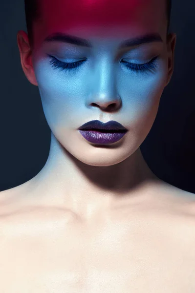Bright contrasting beauty makeup portrait of a woman in blue and — Stock Photo, Image