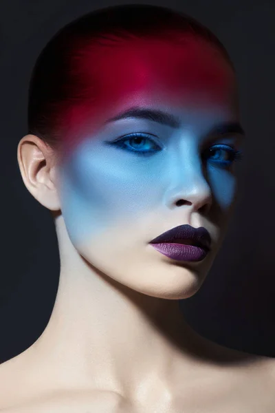 Brilhante contraste beleza maquiagem retrato de uma mulher em azul e — Fotografia de Stock