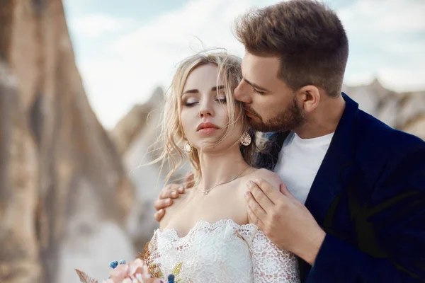 Casal no amor abraços e beijos em montanhas fabulosas na natureza . — Fotografia de Stock