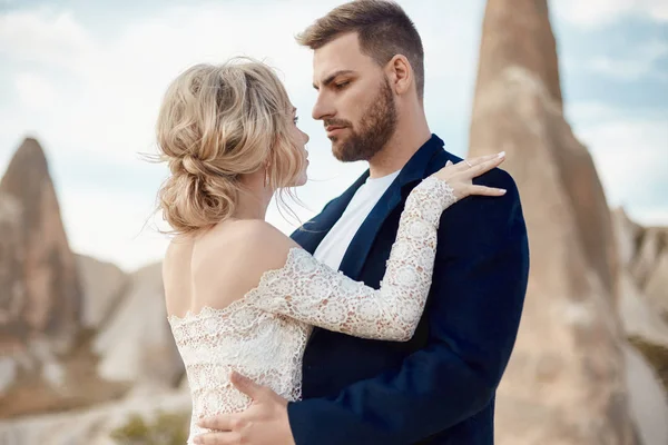 Casal no amor abraços e beijos em montanhas fabulosas na natureza . — Fotografia de Stock