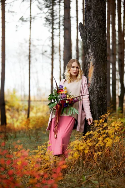 Sonbahar ormanında yürüyen bir kız. Büyük, güzel bir buket — Stok fotoğraf