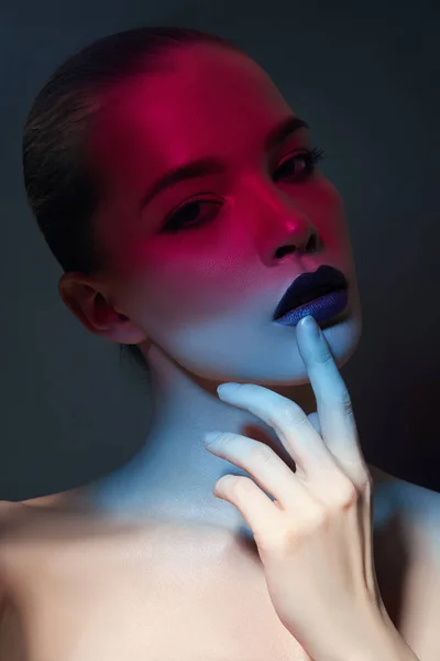 Luminoso ritratto di bellezza contrastante di una donna in blu e — Foto Stock