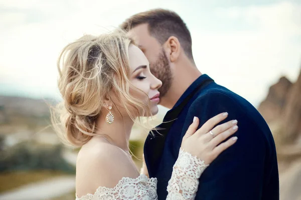 Pareja en el amor abrazos y besos en fabulosas montañas en la naturaleza . —  Fotos de Stock