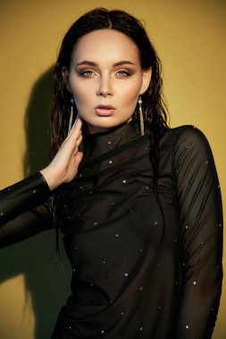 Uzun ıslak saçlı ve güzel makyajlı seksi esmer kadın...