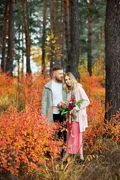 Pareja enamorada pasea por el bosque de otoño. Abrazos y besos de m —  Fotos de Stock