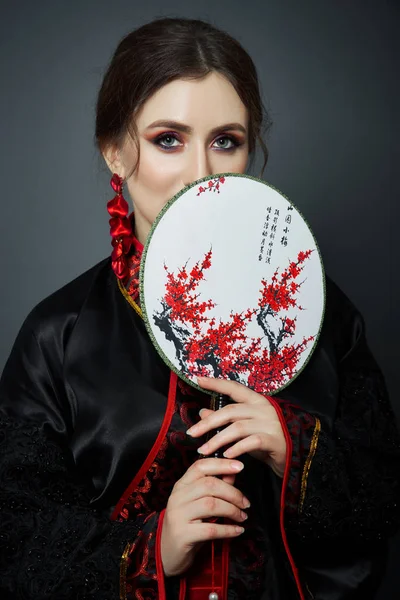 La donna è vestita con abiti popolari cinesi rossi. Volare f — Foto Stock