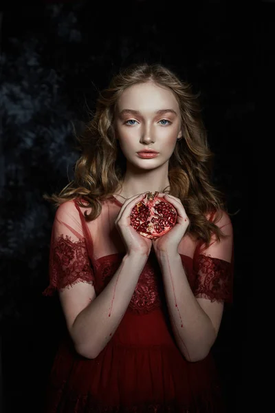 Gyönyörű szőke lány gránátalma gyümölccsel a kezében. Szőlő — Stock Fotó