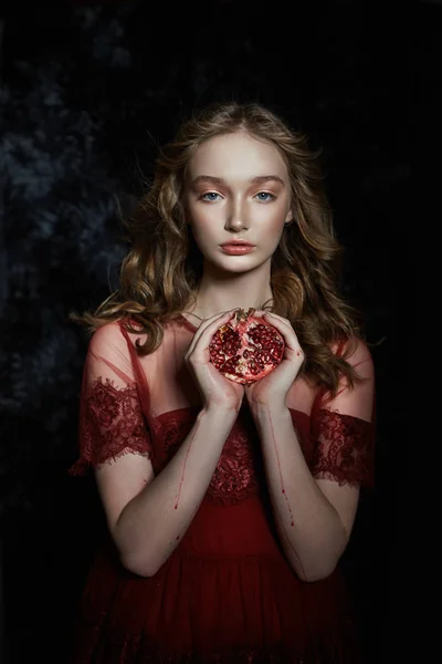 Menina loira bonita com fruta romã em suas mãos. Sprin... — Fotografia de Stock