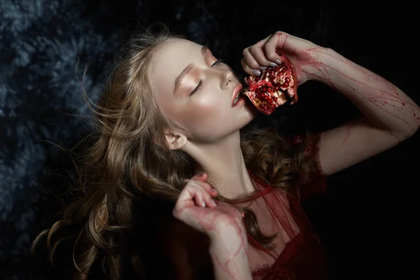 Menina loira bonita com fruta romã em suas mãos. Sprin... — Fotografia de Stock