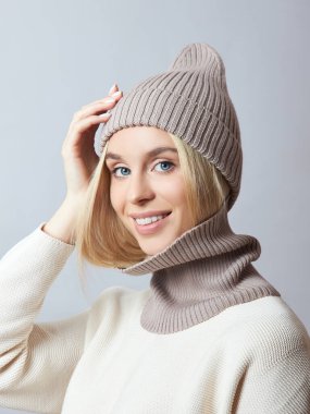 Bahar elbiseli bir kadın, Snood atkısı, şapka ve eldiven. O kız...