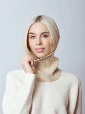 Boynunda Snood atkısı olan güzel sarışın kadın. Kız 