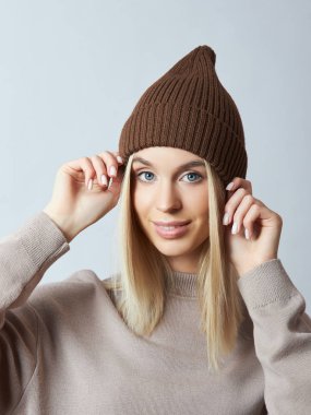 Bahar elbiseli bir kadın, Snood atkısı, şapka ve eldiven. O kız...