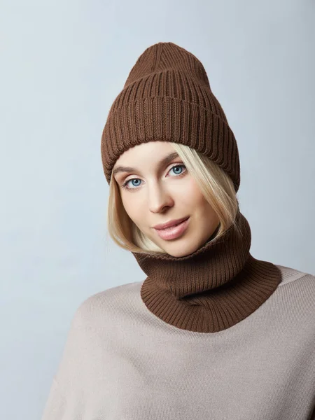 Woman in spring clothes, Snood scarf, hat and gloves. The girl i — Stock Photo, Image