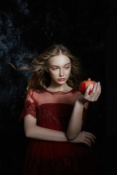 Menina loira bonita com fruta romã em suas mãos. Sprin... — Fotografia de Stock