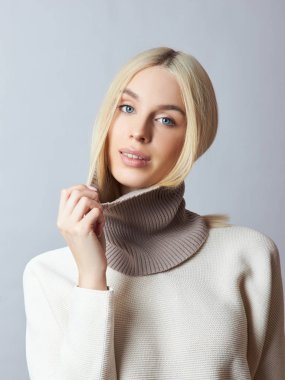 Boynunda Snood atkısı olan güzel sarışın kadın. Kız 